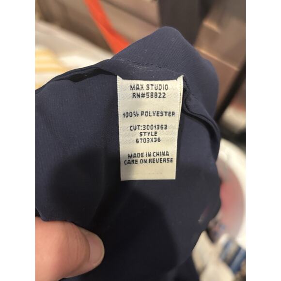 Ladies Navy Blue Max Studio Flowy V Neck Top L - Picture 5 of 5